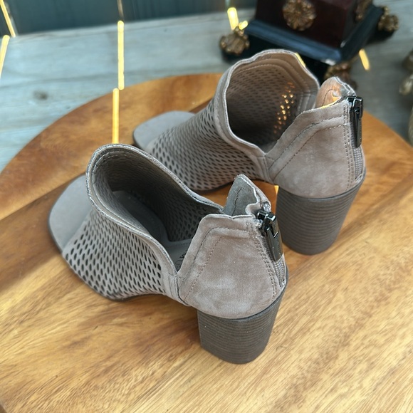 NWT Vince Camuto Katnina Beige Leather Laser Cut Ankle Booties Size 4.5 34 - Picture 5 of 13